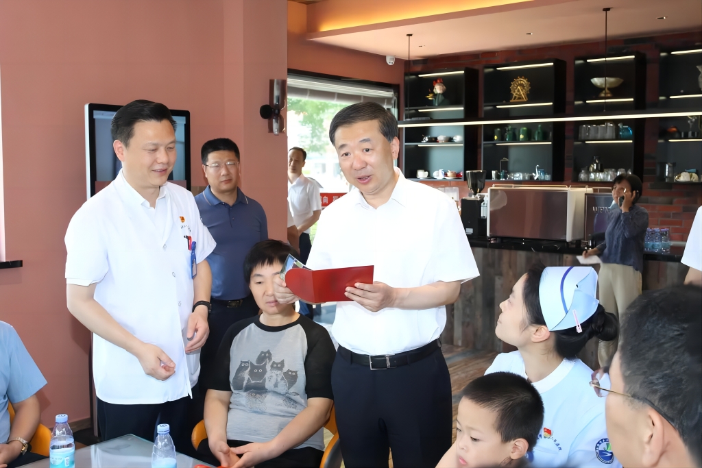 無(wú)錫市委常委、江陰市委書記許峰到市第三人民醫(yī)院調(diào)研